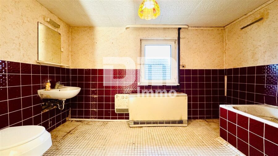 Sanierungsbedürftiges Einfamilienhaus + Doppelgarage - OG Bad / Wanne